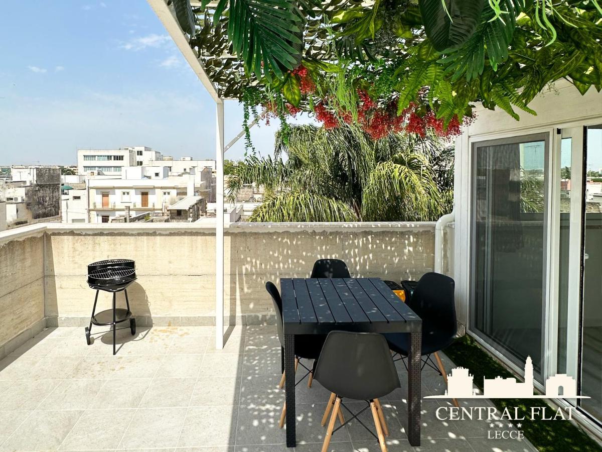 Lecce Central Flat - Attico Con Patio E Parcheggio Privato Apartment Luaran gambar