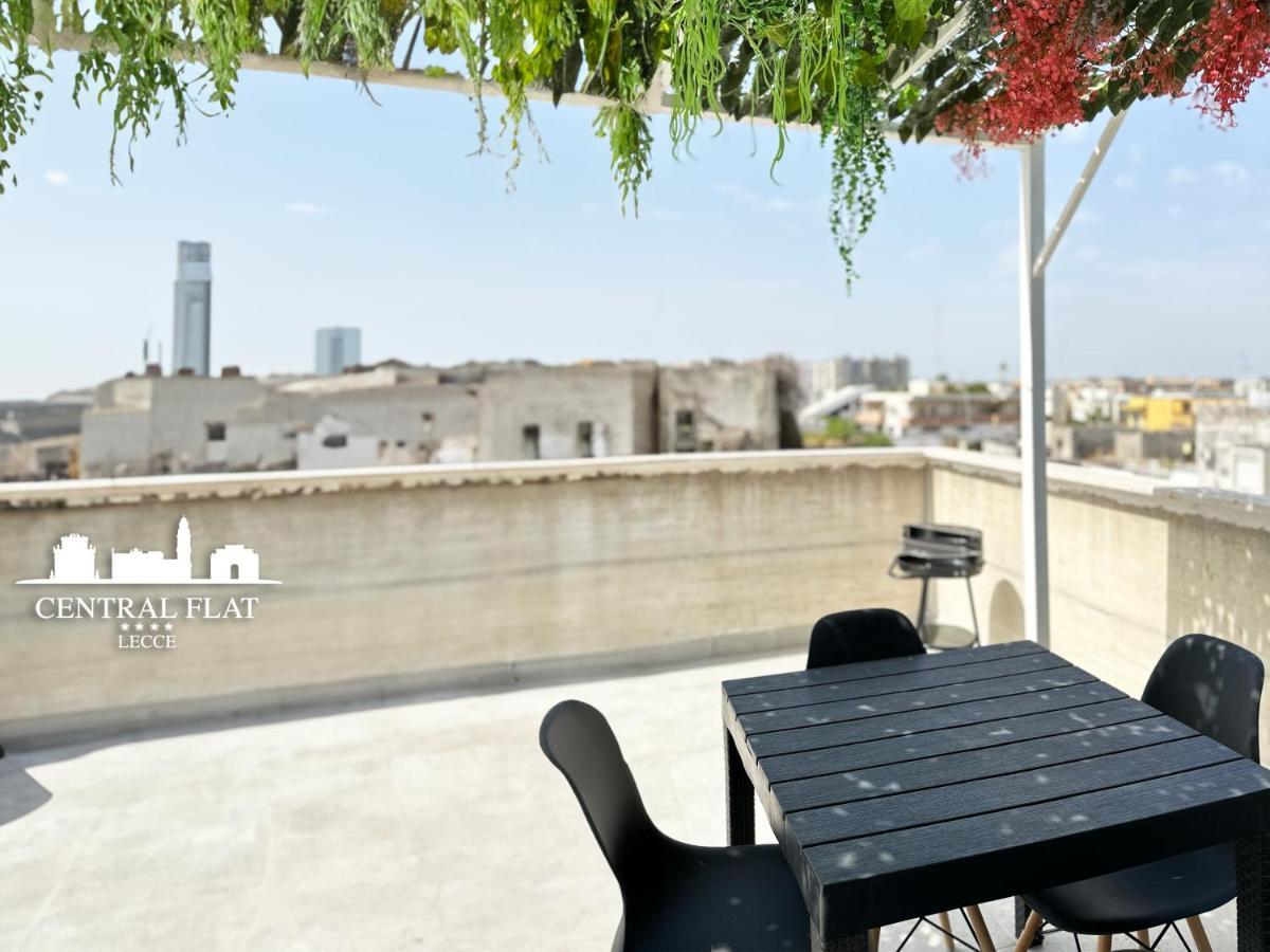 Lecce Central Flat - Attico Con Patio E Parcheggio Privato Apartment Luaran gambar